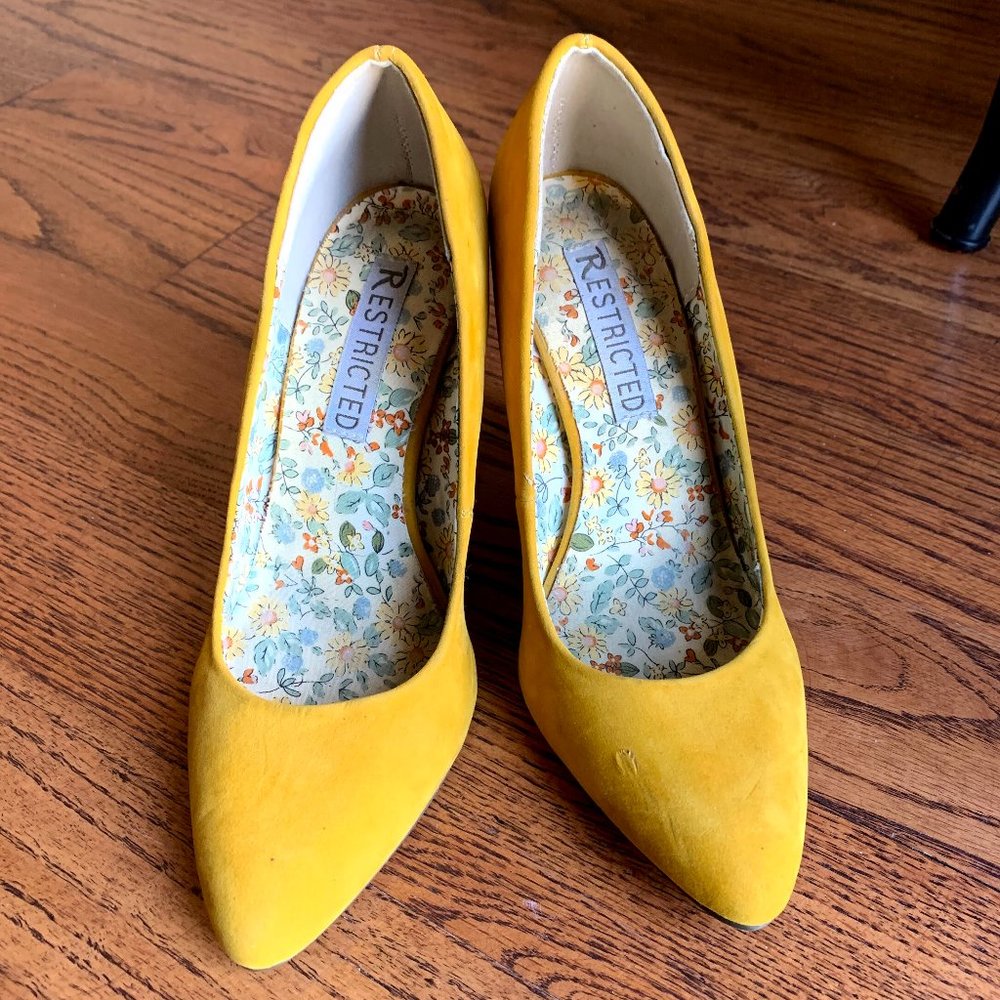 Yellow Suede Pumps (vintage-look) - 5.5